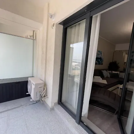 Amos - Casa Del Mar Mamaia